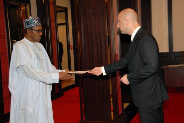 Buhari reciwves Ambassador