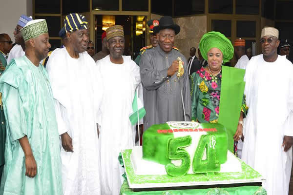 FRPM LEFT.  VICE PRESIDENT NAMADI SAMBO;  FORMER CHAIRMAN, OF NIGERIA  INTERIM GOVERNMENT, ERNEST SHONAKAN ; FORMER MILITARY  HEAD OF STATE, GEN. YAKUBU GOWON;PRESIDENT GOODLUCK  JONATHAN; FIRST LADY DAME PATINCE JONATHAN  AND SENATE PRESIDENT DAVID MARK DURING THE  54TH INDEPENDENCE  ANNIVERSARY PRESIDENTIAL CHANGE OF GUARDS  PARADE ON WEDNESDAY(1/10,14)