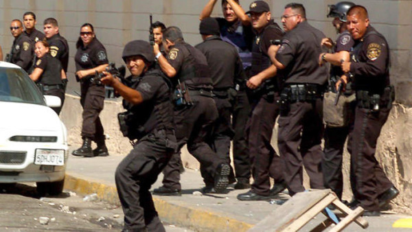 epa01492367 Mexican Police officers confront inmates of the Social Readaptation Facility, La Mesa, in Tijuana, northern state of Baja California, Mexico, on 17 September 2008, during a mutiny. The mutiny happened days after the first one, on 15 September, when hundreds of prisioners rose up to demand from the authorities the end of alleged abuses from La Mesa guards.  EPA/AFN
