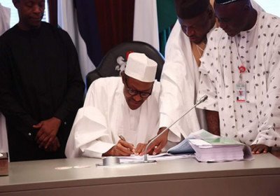 Buhari signing 2016 budget