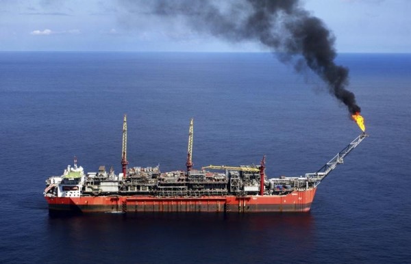 A ship loads crude oil at Bonga off-shore oil field outside Lagos,  in a file photo.  REUTERS/Akintunde Akinleye