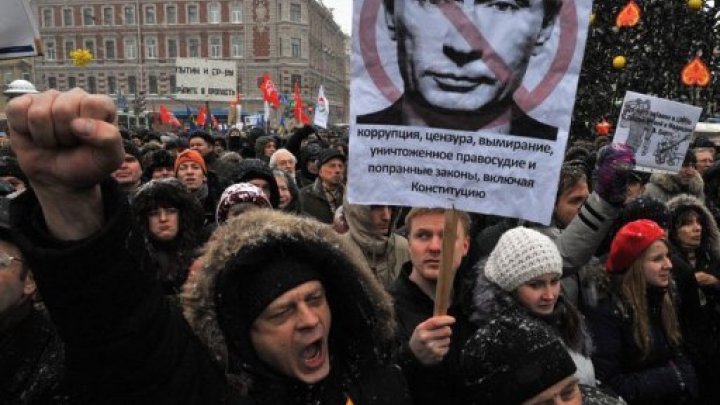 Thousands Of Russians Stage Nationwide Street Protest Against Government