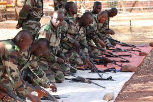 Malian soldiers undergo weapons training at Camp Gecko in the Koulikoro camp in Mali, 12 February 2016. The German President is in Mali on a 1-day visit and is finding out about the German military's training mission. PHOTO: WOLFGANG KUMM/DPA