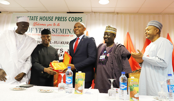 (l-r) Representative of the Nassarawa State Governor, Mallam Abdul Kwarra; Vice President Yemi Osinbajo presenting a plaque to the Guest Lecturer. Chairman Heirs Foundation, Mr. Tony Elumelu; Chairman State houe Press Corps, Mallam Ubale Musa | Photo by Abayomi Adeshida