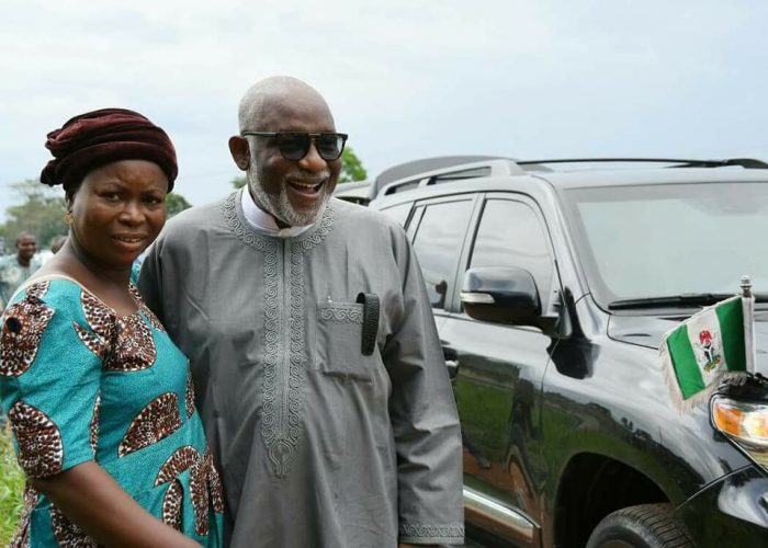 Ondo Governor Stops By To Buy Snail From Old Customer