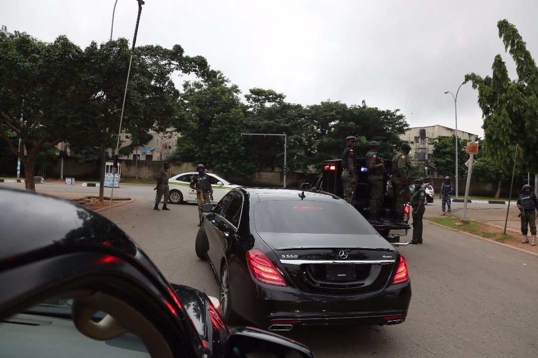 Security Operatives, EFCC, Lay siege On Saraki, Ekweremadu’s Abuja Residences