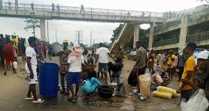 Youths Turn Benin-Lagos Express Way Into Kitchen In The Name Of EndSARS Protest