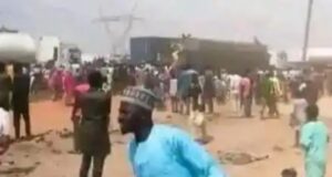 Hungry Nigerians Corner Truck Loaded With Spaghetti, Cart Away Hundreds Of Cartons, In Zaria