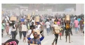 Hungry Nigerians Break Into Government Store In Abuja, Cart Away Foods